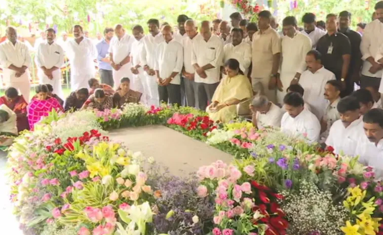 YS Jagan Pays Tributes to YSR at Idupulapaya Updates