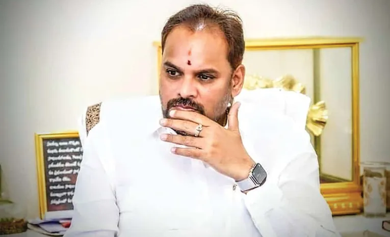 ఇంత బతుకూ బతికి ఇంటెనక చావడం అంటే ఇదే మరి!