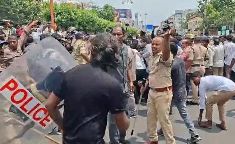కృష్ణలంక పోలీస్ స్టేషన్ నుంచి వైసీపీ నేతల విడుదల