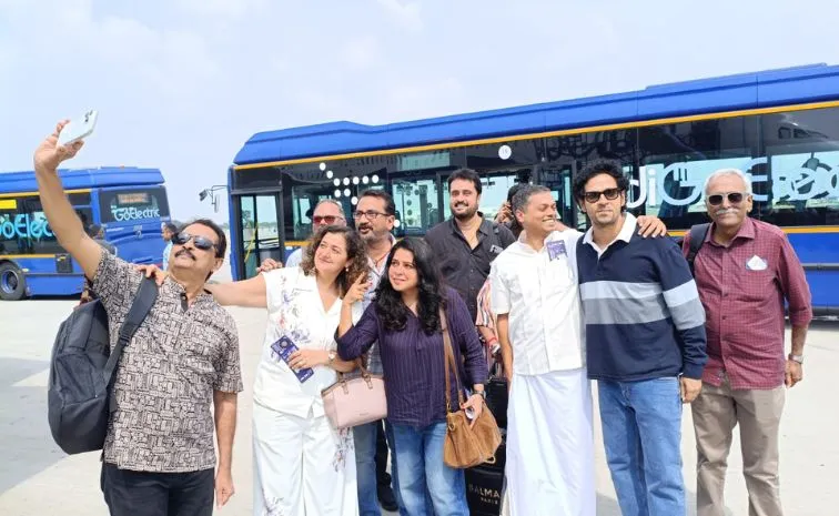 హైదరాబాద్‌ ఎయిర్‌పోర్ట్‌లో సినీ ప్రముఖుల సందడి