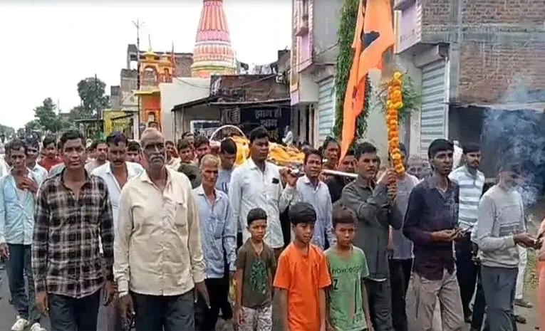 Villagers Give Emotional Farewell to Monkey Recite Hanuman Chalisa