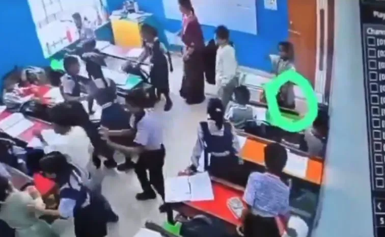 తరగతి గదిలో కుప్పకూలి విద్యార్థిని మృతి 
