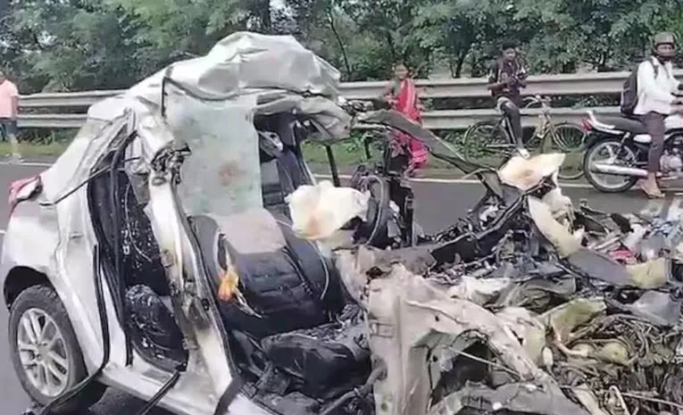 ట్రక్‌ను ఢీకొన్న కారు.. మంత్రి కుమార్తెతో సహా నలుగురు మృతి!