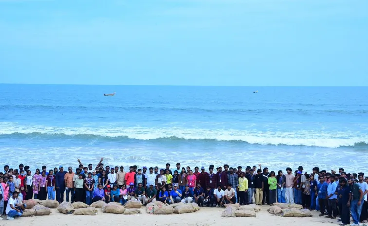 హెచ్‌సీఎల్‌ ఫౌండేషన్‌.. సముద్ర తీరప్రాంతాల్లో వ్యర్ధాల తొలగింపు!