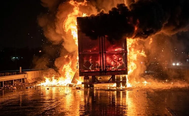 హైదరాబాద్‌లో బస్సుకు అంటుకున్న మంటలు
