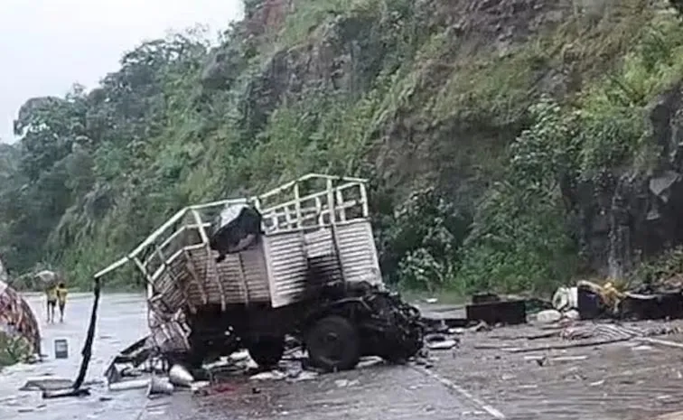 Truck Rams Into Mini Goods Vehicle In Chhattisgarh Balod