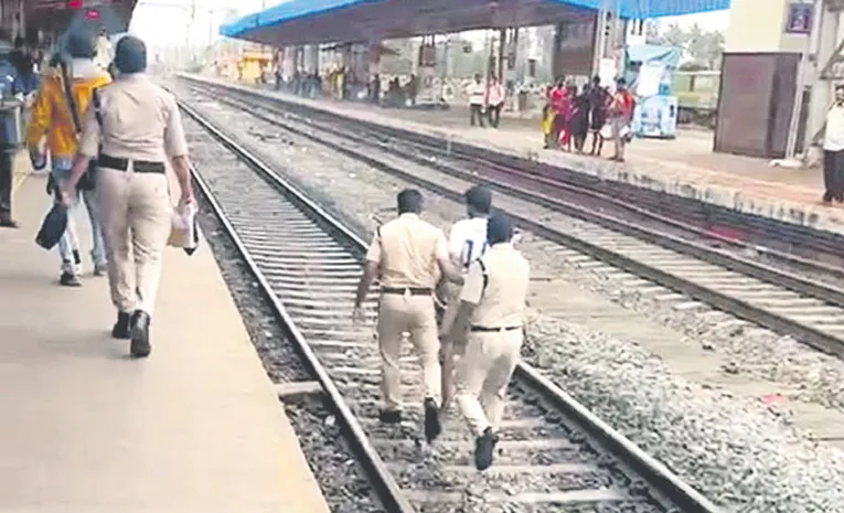 యువకుడిని ట్రాక్‌పై కొట్టుకుంటూ తీసుకెళ్లిన ఆర్‌పీఎఫ్‌ సిబ్బంది  