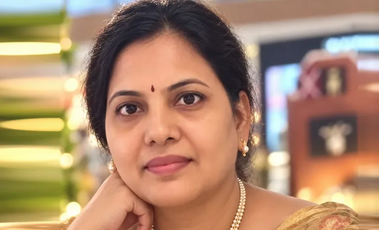 వియత్నాం పర్యటనకు ఇంగ్లిష్‌ టీచర్‌ శిరీష
