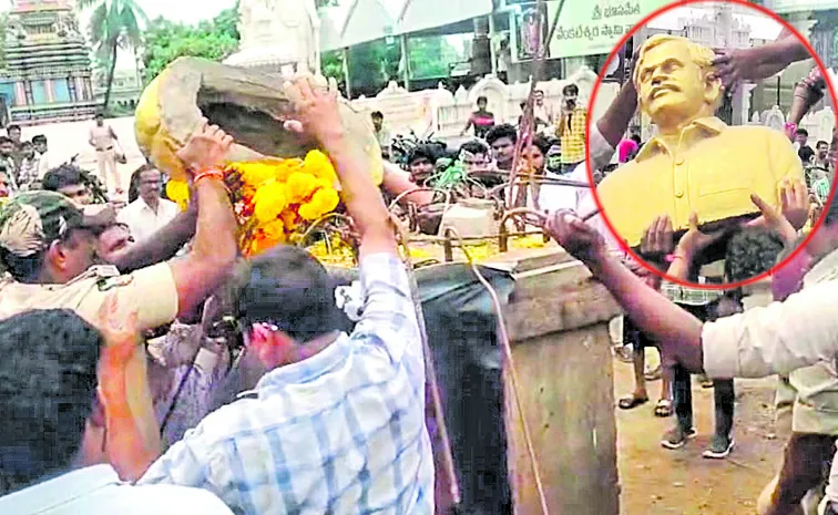 వంగవీటి రంగా విగ్రహం తొలగింపు