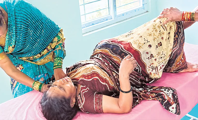 గర్భిణికి బంధువులే పురుడు పోశారు! 