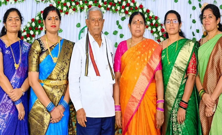 నలుగురూ కూతుళ్లు ప్రభుత్వ టీచర్లే.. 