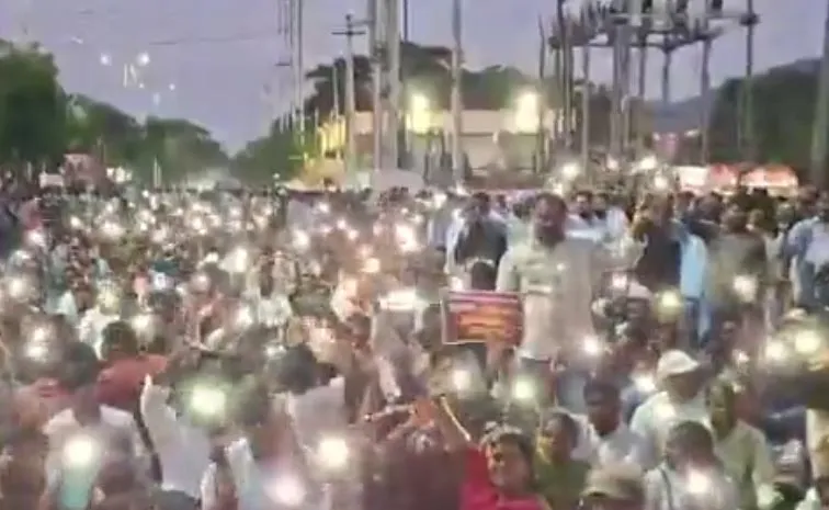We Want Justice: టార్చ్‌లైట్ల వెలుగులోనే ఉద్యోగుల ఆందోళన