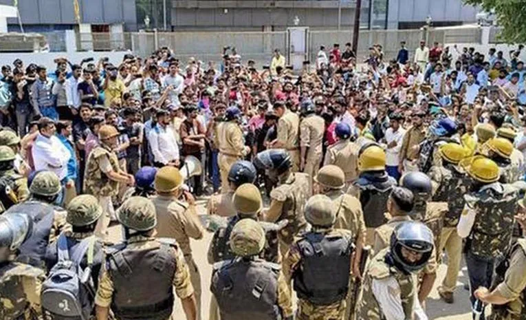 నోయిడా నిరసనలు: చదువులు, ఉద్యోగాలకు దూరమైన ‘జెన్‌ జీ’