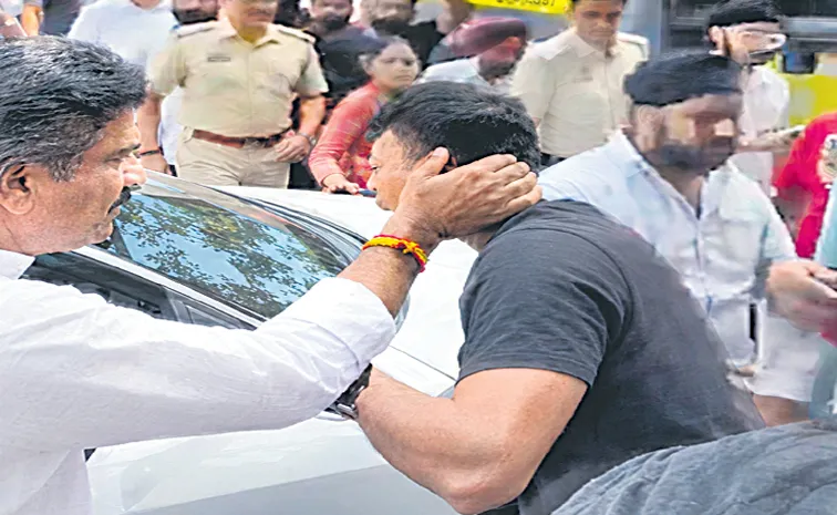 Delhi PWD Minister Parvesh Verma slapping a man during a road inspection