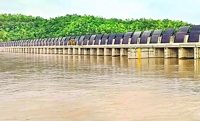Sammakka Sagar Barrage continues to flood