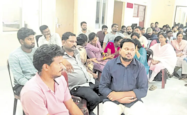 మేమూ ఉద్యోగులమే.. క్రిమినల్స్‌గా చూడొద్దు
