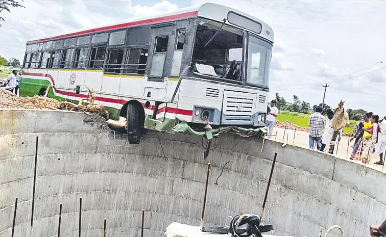 Major accident averted for RTC bus