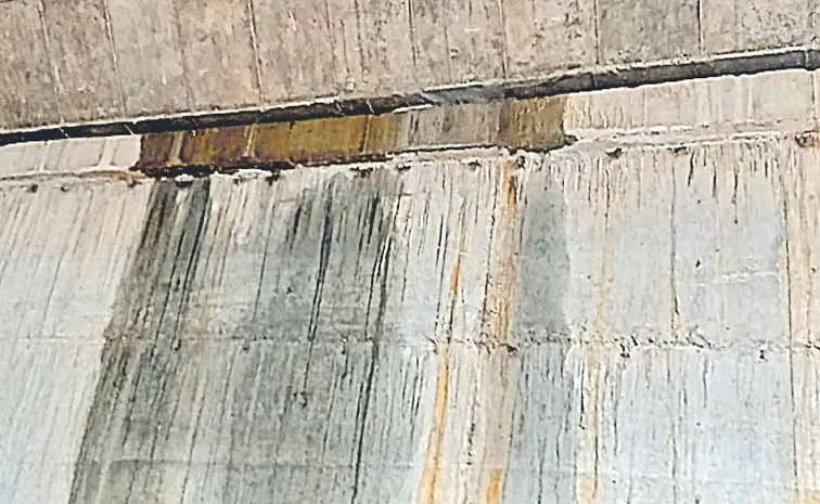 Cracks in the aqueduct on the opening day