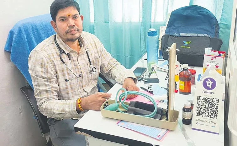 పేషెంట్లుగా వెళ్లిన పోలీసులు... నకిలీ డాక్లర్లకు బిగ్‌ షాక్‌!
