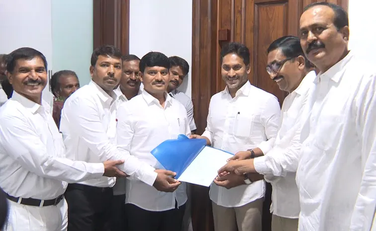 Kurnool YSRCP Legal Cell advocates meet YSRCP Chief YS Jagan
