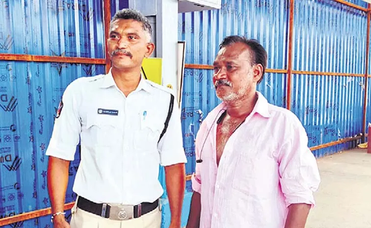శెభాష్‌.. కానిస్టేబుల్‌ సురేంద్రకుమార్‌!