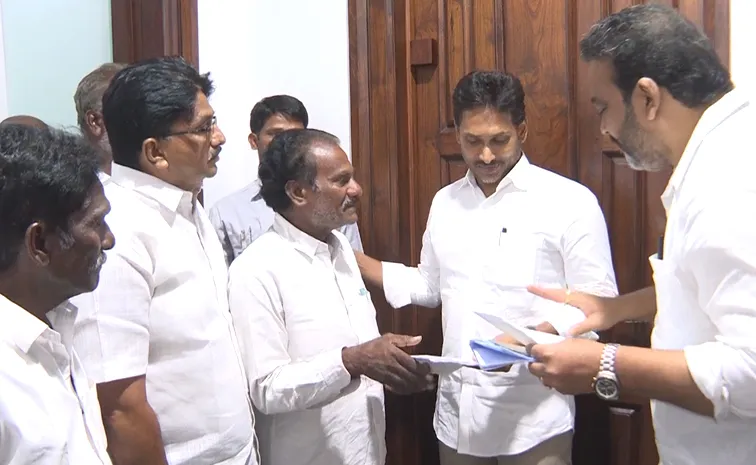 Krishna District Lankapalli farmers meet YSRCP Chief YS Jagan