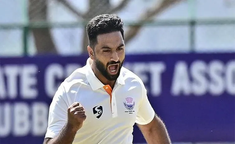Auqib Nabi-Gets-Maiden Wicket-County Cricket-Playing Surrey Team