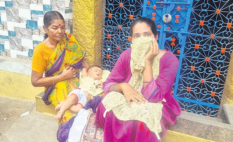 Woman Protest At Boyfriend Shivakumar House At Anantapur
