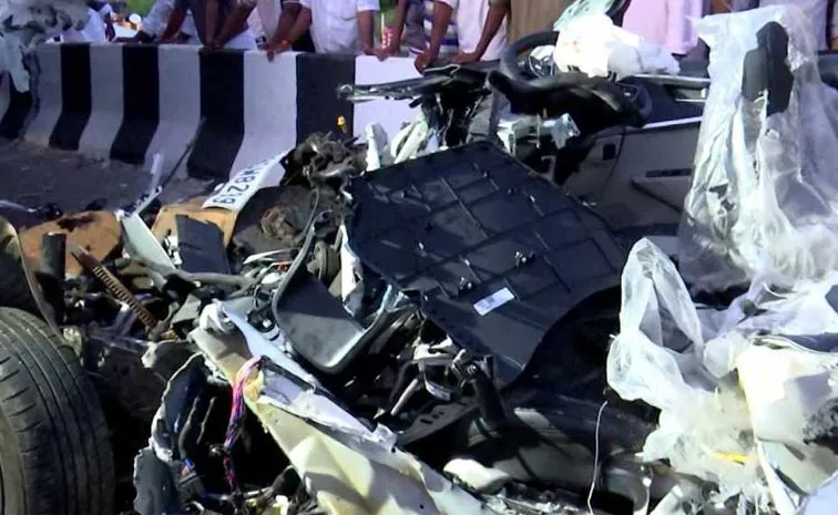 Kerala Thrissur Car Parked Lorry Accident News Full Details