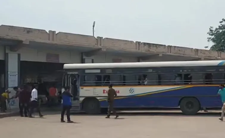 Shocking Incident Near Adoni Rtc Bus Stand