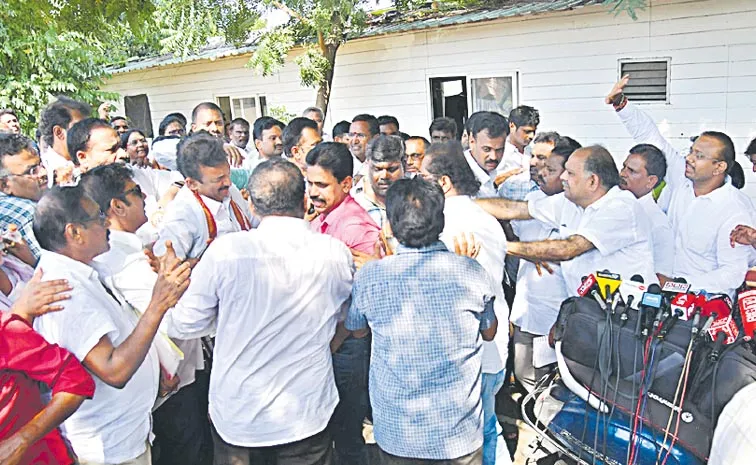 Clash between union leaders at CM residence