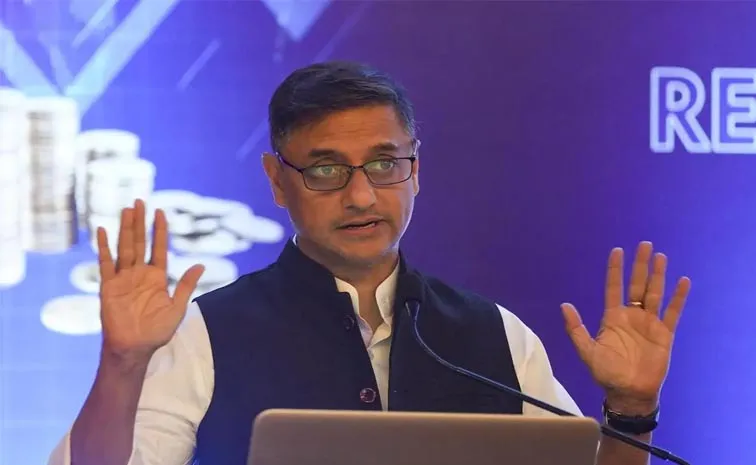 Sanjeev Sanyal responds to US man questioning eating with hands Goes Viral1