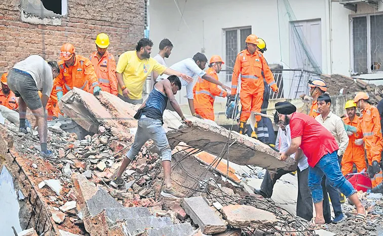 Delhi Satya Niketan Building Collapsed, 3 Dead