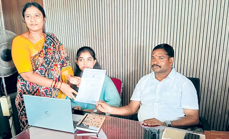 సర్పంచ్‌పై దాడిచేసిన కోతులు