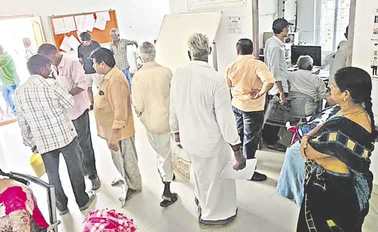 Elderly and Widows Flock to Secretariats to Apply for New Pensions