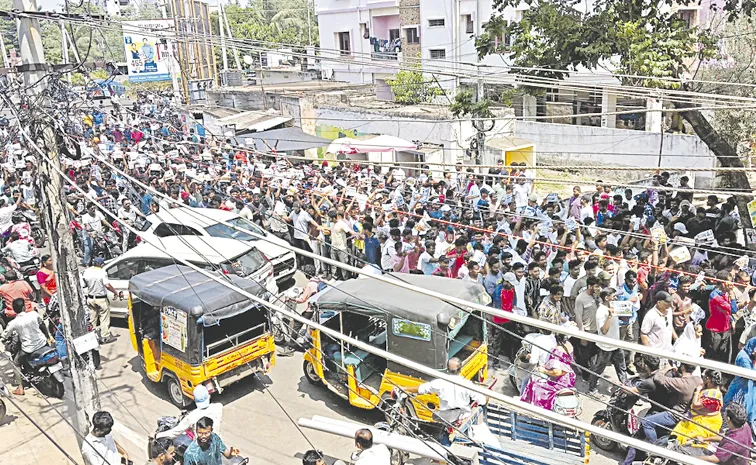 Police job aspirants took out a massive rally in Kakinada city
