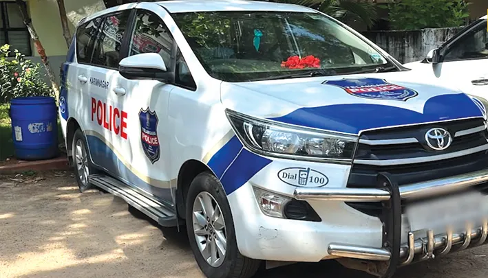 భార్య కోసం పోలీసు వాహనమే ఎత్తుకెళ్లాడు!