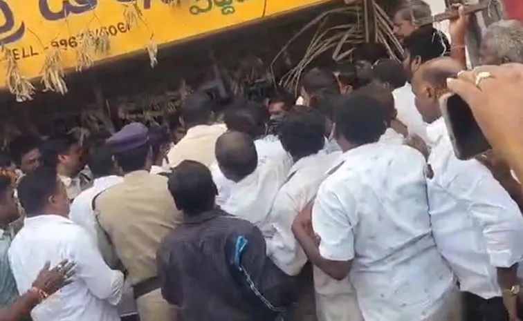 తాడిపత్రిలో టీడీపీ నేతల దౌర్జన్యం.. వైఎస్సార్సీపీ ఆఫీసుకి తాళం