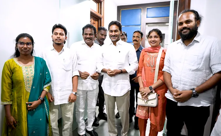 వైఎస్‌ జగన్‌ను కలిసిన వేమూరు విద్యార్థులు