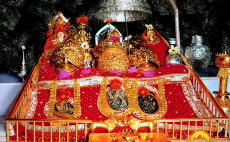 Maa Vaishno Devi's Shrine adorned with Flowers