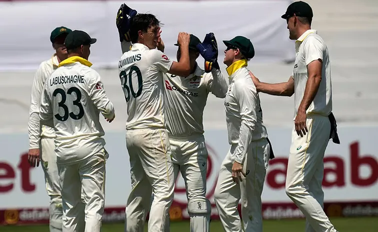 South Africa all out for 284 in 1st innings, Aussies get crucial lead