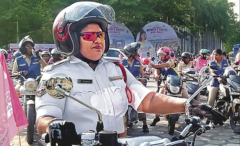 ఆ్రఫ్టాల్‌ ఉమెన్‌ అన్న పదం నచ్చక: ట్రాఫిక్‌ ఎస్‌ఐ శ్యామల  