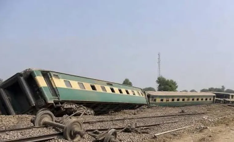 పాక్‌లో ఘోర రైలు ప్రమాదం.. నలుగురు దుర్మరణం!