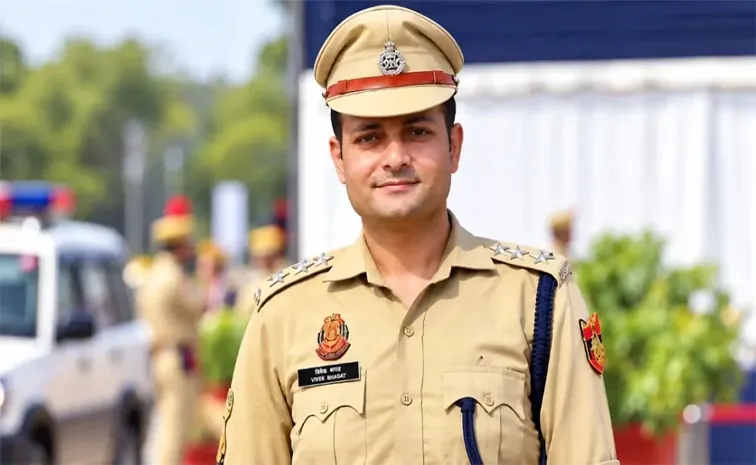 Delhi ACP Vivek Bhagat Counter FIR Against Journalist Rosy