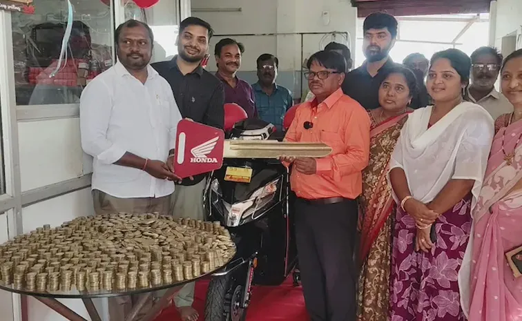 Paid in Coins Telangana Man Spends 3 Years Saving Rs10 Coins Buy Scooty