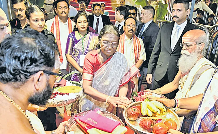 Droupadi Murmu visited the Sri Durga Malleswara Swamy Temple