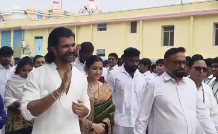 Vijay and Rashmika Visits Puttaparthi Prashanthi Nilayalam today