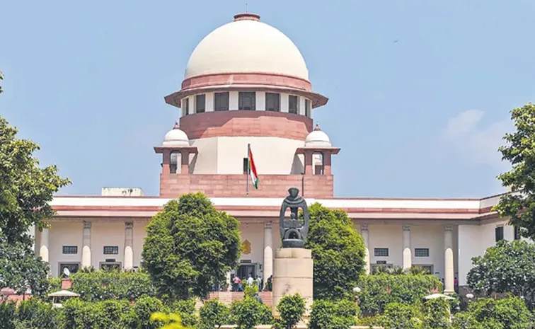Supreme Court issues notice to ECI and CEC on plea by Rahul Gandhi