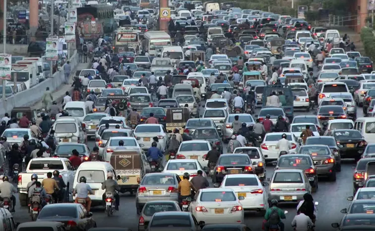 Massive traffic jam on the Hyderabad Vijayawada highway