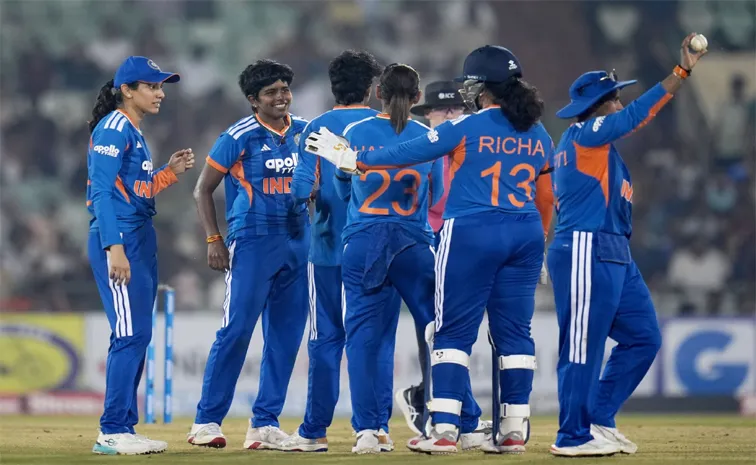 Indian womens team restrict Zimbabwe to 102 runs in second T20I